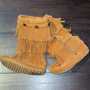 Little girl fringe leather boots